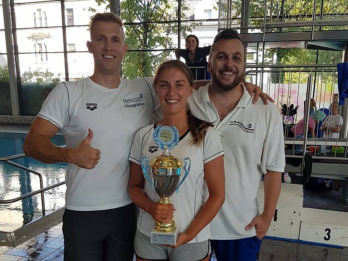 _bwbochum/medien/Schwimmen/Schwimmen_Fotos-2019/2019_09_15-BWB-Trainer-mit-Mannschaftspokal.jpg