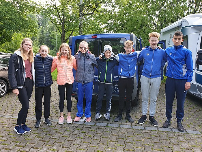 _bwbochum/medien/Schwimmen/Schwimmen_Fotos-2019/DJM_2019_Vorbericht-Team-bei-Abfahrt_50.jpg