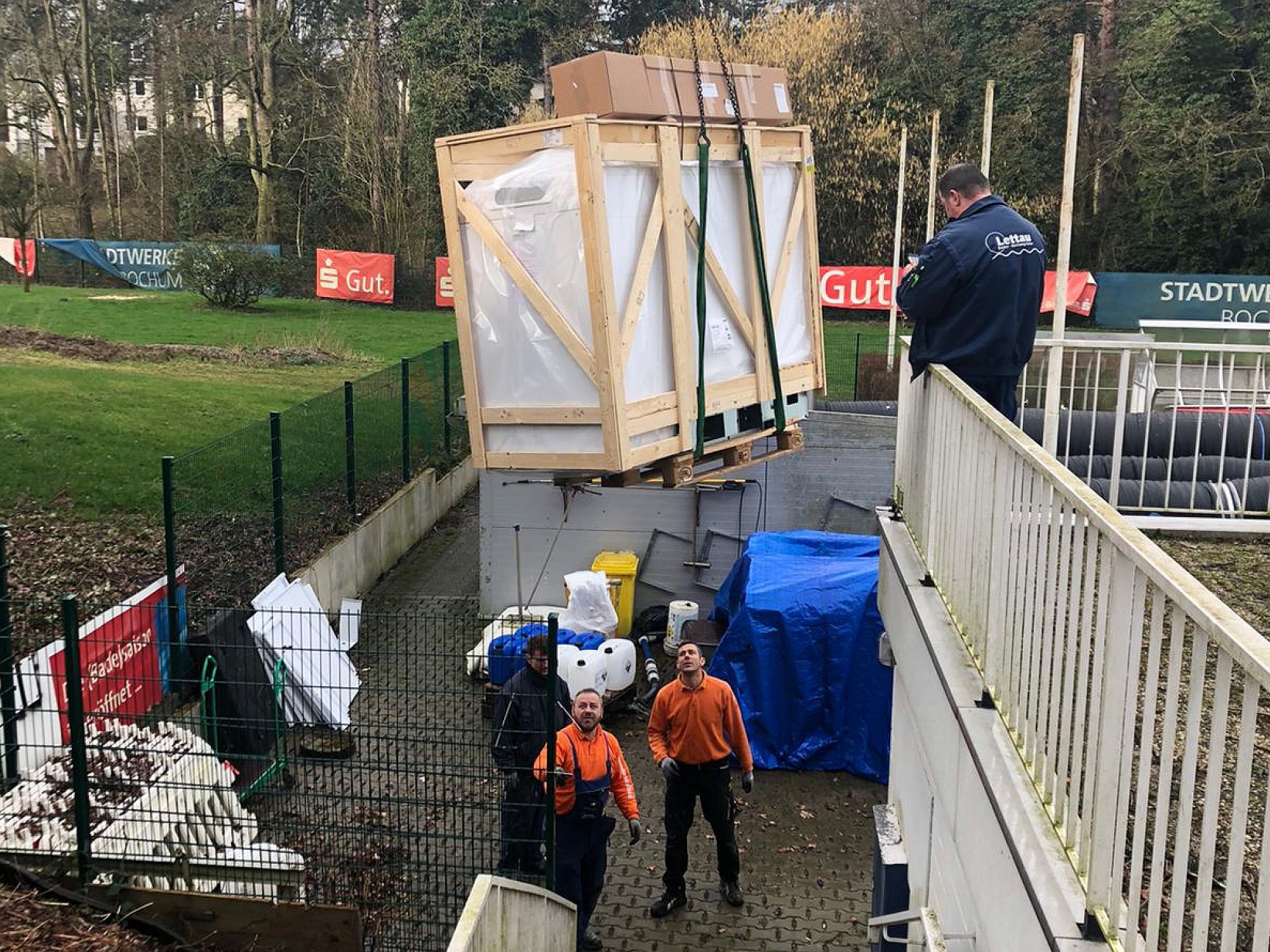 die neuen Kessel sind fast im Heizungskeller die neuen Kessel sind fast im Heizungskeller